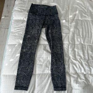 Lululemon size 4 patterned leggings 28 in length